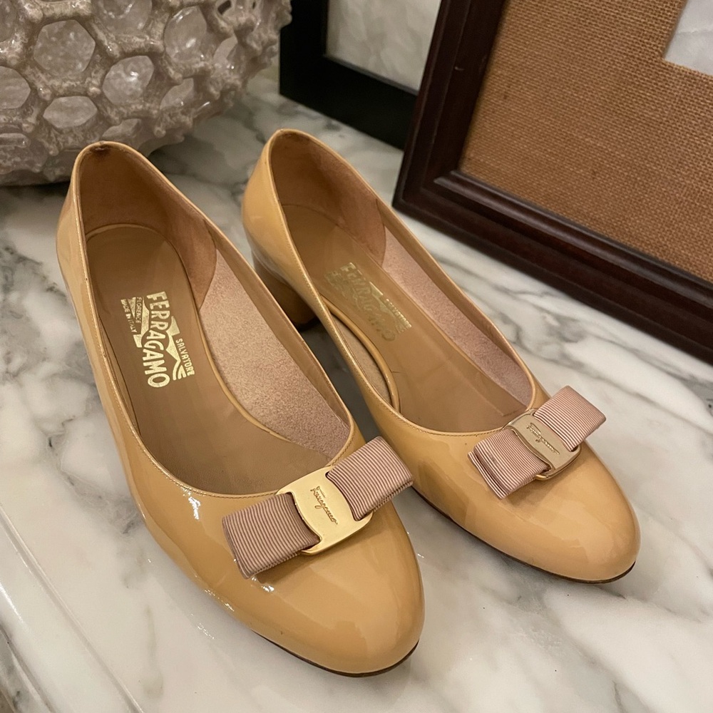 Salvatore Ferragamo Tan Vera pump 9D
